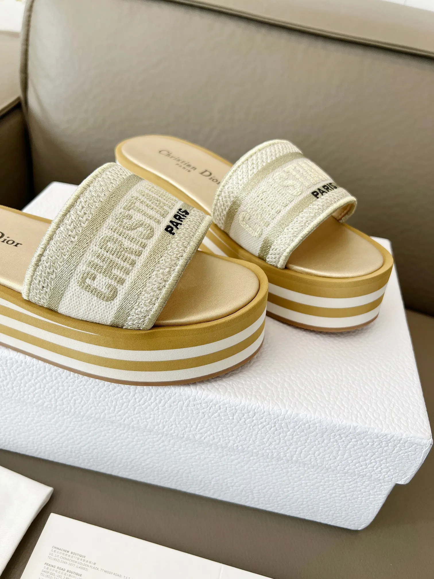 👟👟Ex-factory price 480👟👟 Dior's new spring and summer IVIETA DWAY jelly-colored flat-soled one-slip women's shoes with CD letter logo three-dimensional embroidery thick-soled round toe open-toe slippers. The original version is developed to be the top version on the market. It feels soft and delicate on the feet and is extremely comfortable. Material: Upper imported raffia electric embroidery high-temperature water-soluble cotton technical fabric + water-dyed cowhide foot pad lining + original consistent combination outsole Outsole: original outsole Size: 35-42 (40.41.42 custom-made, non-refundable and non-exchangeable)